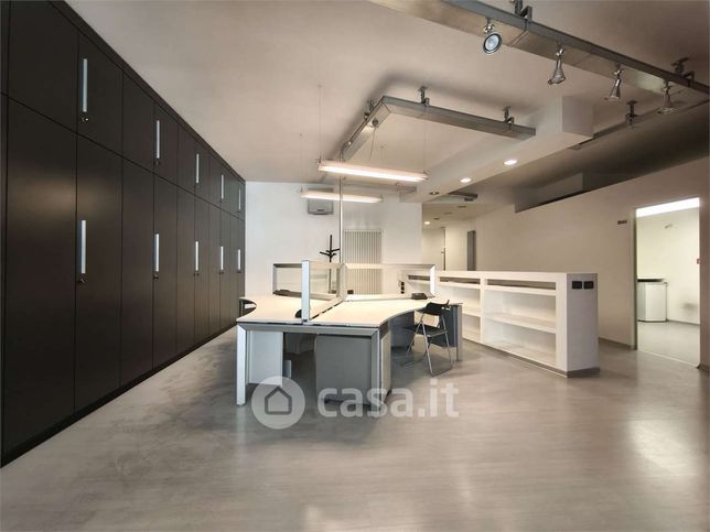 Ufficio in commerciale in Via Valentina Zambra