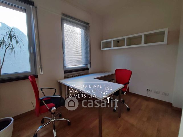 Ufficio in commerciale in 
