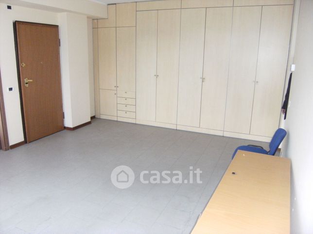 Ufficio in commerciale in 