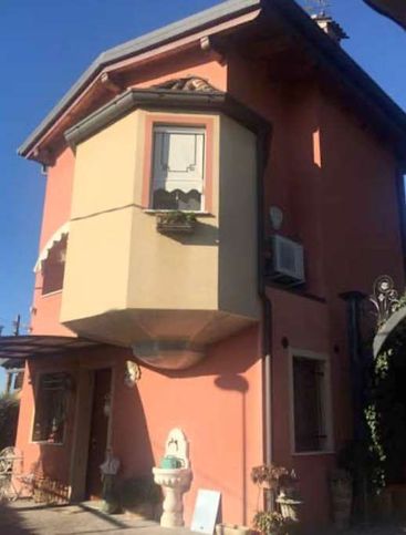 Casa indipendente in residenziale in Via IV Novembre