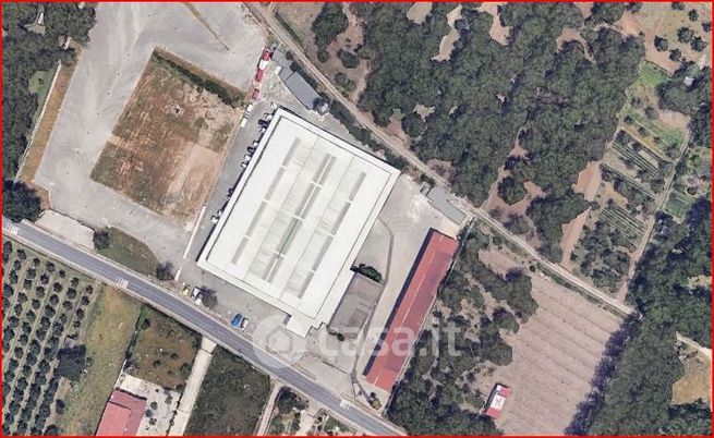 Capannone in commerciale in 
