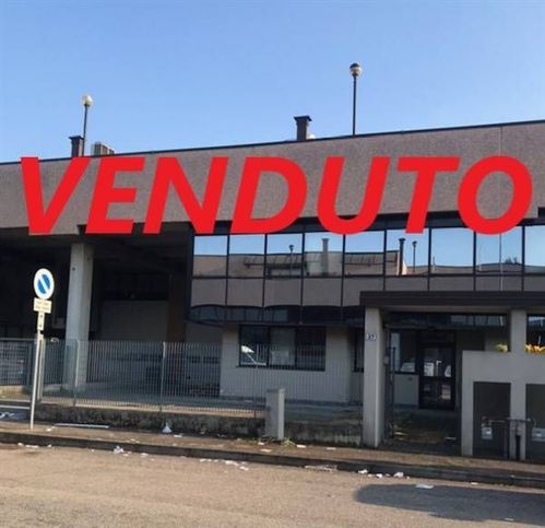 Capannone in commerciale in