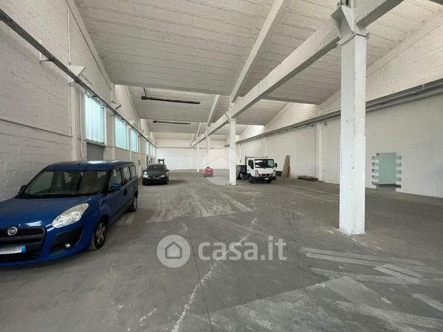 Capannone in commerciale in Via Perugino