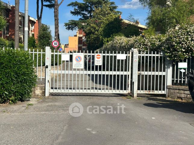 Box/posto auto in residenziale in Via Francesco Vitalini 65