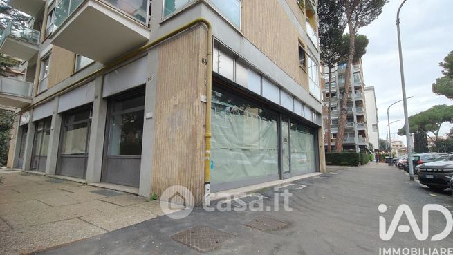 Ufficio in commerciale in Viale Val Padana