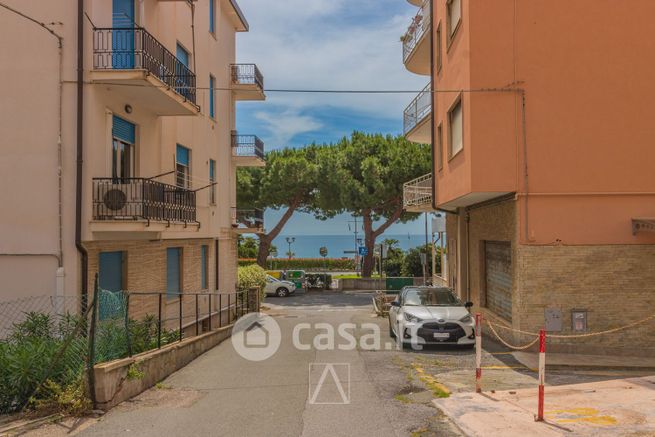 Box/posto auto in residenziale in Via Costantino 57