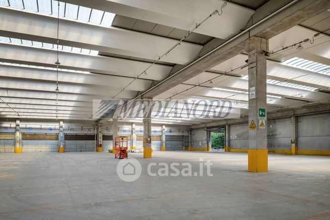 Capannone in commerciale in Via Giuseppe di Vittorio 7
