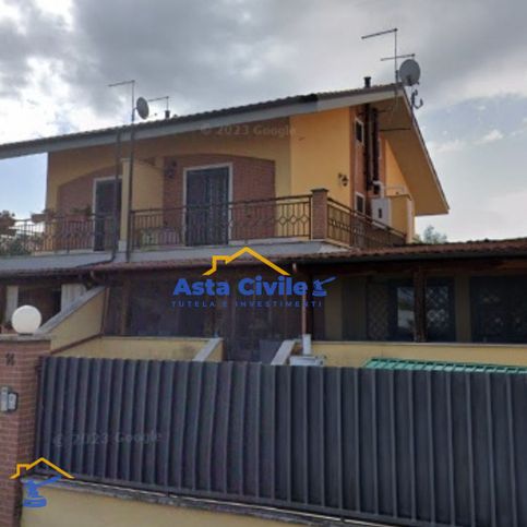 Villetta a schiera in residenziale in Via Luserna 14