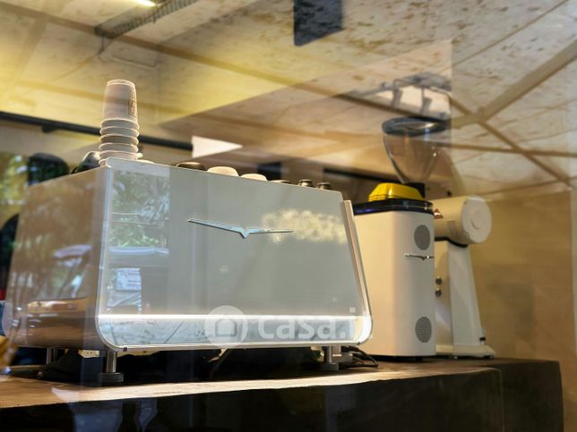 Negozio/locale commerciale in commerciale in Via A. Manzoni