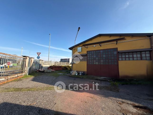 Capannone in commerciale in Via Silvio Pellico 11
