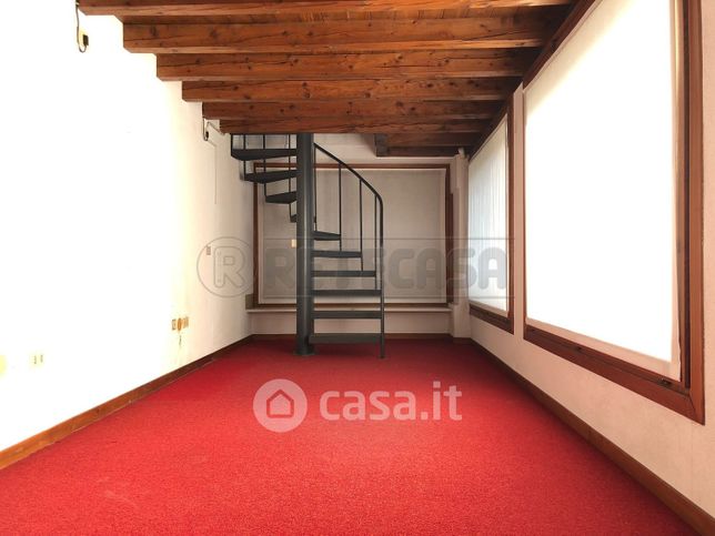 Ufficio in commerciale in 