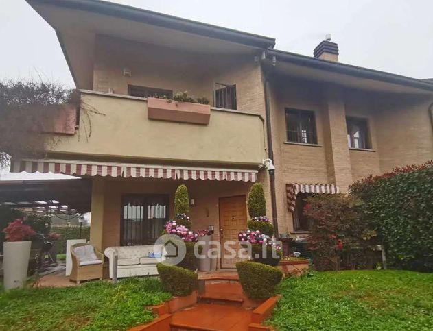 Casa bi/trifamiliare in residenziale in Via Maria Callas 7