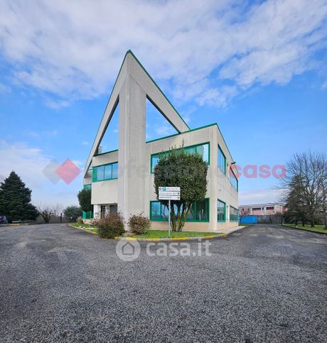 Capannone in commerciale in Strada Asi 1