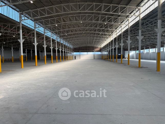 Capannone in commerciale in 