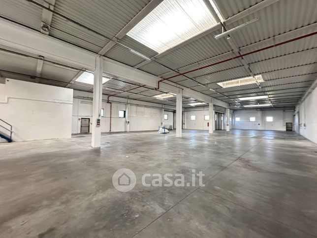 Capannone in commerciale in Via Fabrizio Plinio 7