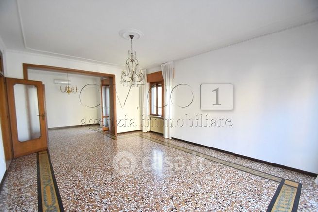 Casa bi/trifamiliare in residenziale in Viale della Pace 100