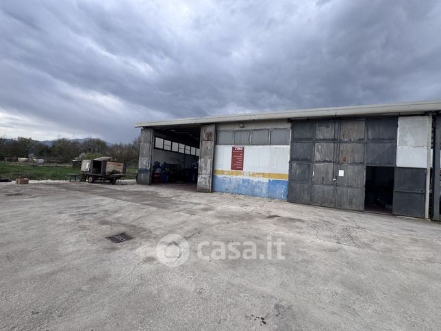 Capannone in commerciale in 
