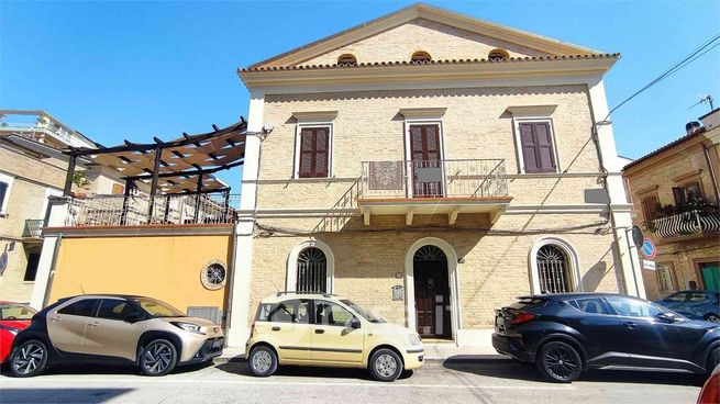 Casa bi/trifamiliare in residenziale in Via Castelfidardo