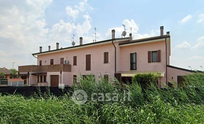 Villetta a schiera in residenziale in Via Ippolito Nievo 1