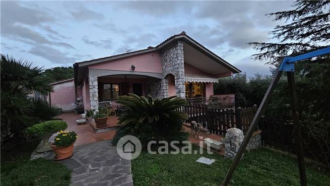 Casa indipendente in residenziale in 