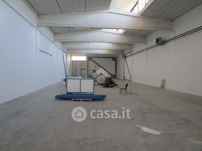 Capannone in commerciale in Via Giovanni Pascoli 47