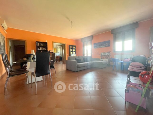 Casa indipendente in residenziale in 