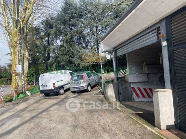 Garage/posto auto in residenziale in Via Appia