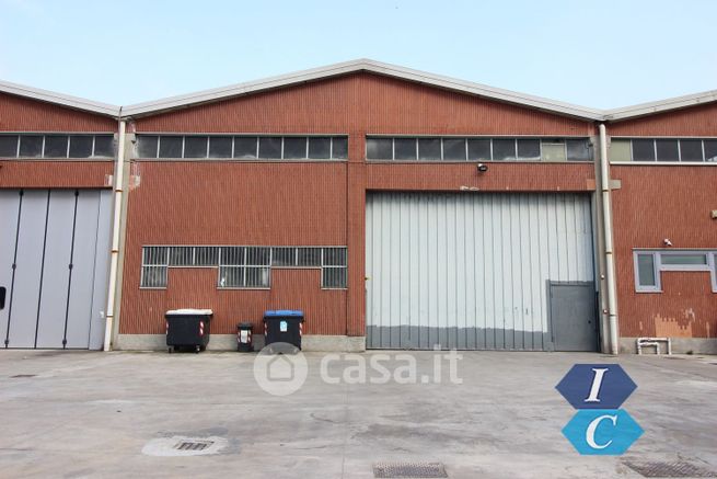 Capannone in commerciale in Via Stravella