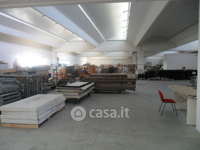 Capannone in commerciale in 