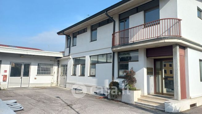Capannone in commerciale in 