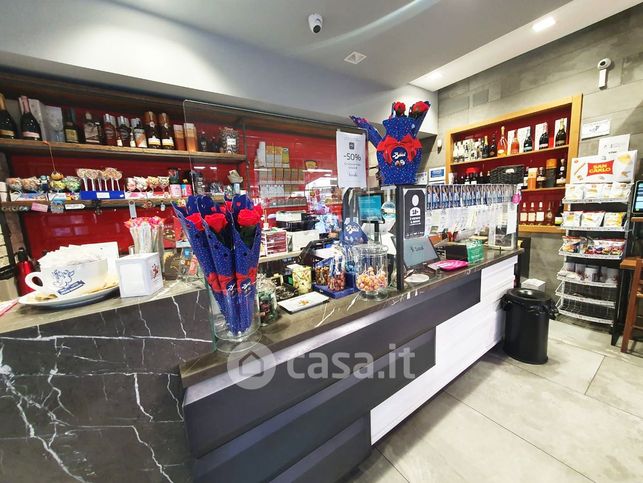 Attivitã /licenza (con o senza mura) in commerciale in Viale Beata Vergine del Carmelo 50