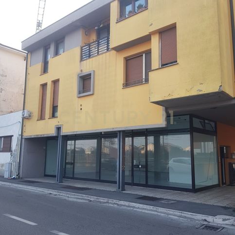 Negozio/locale commerciale in commerciale in Via della LibertÃ  41