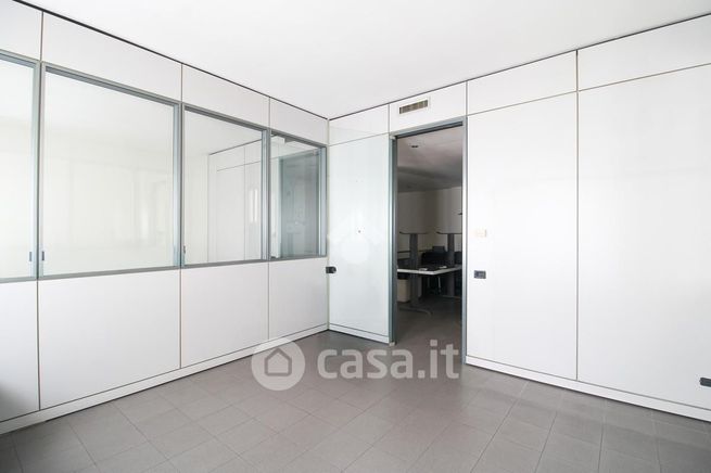 Ufficio in commerciale in Via Roma 1