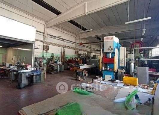Capannone in commerciale in 