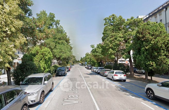 Attivitã /licenza (con o senza mura) in commerciale in Via Jacopo Filiasi