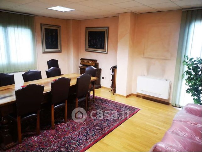 Ufficio in commerciale in 