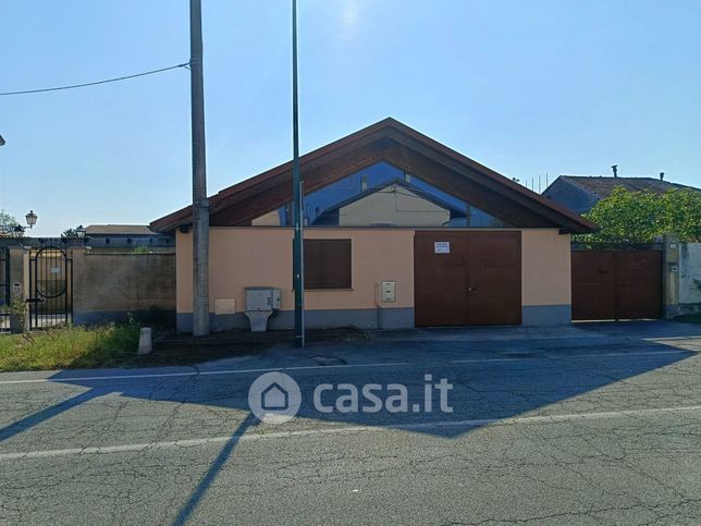 Capannone in commerciale in Strada Vecchia Vercelli 19