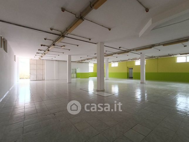 Capannone in commerciale in Via Monaci