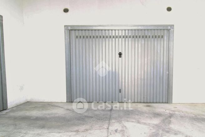 Garage/posto auto in residenziale in Via Adige 54