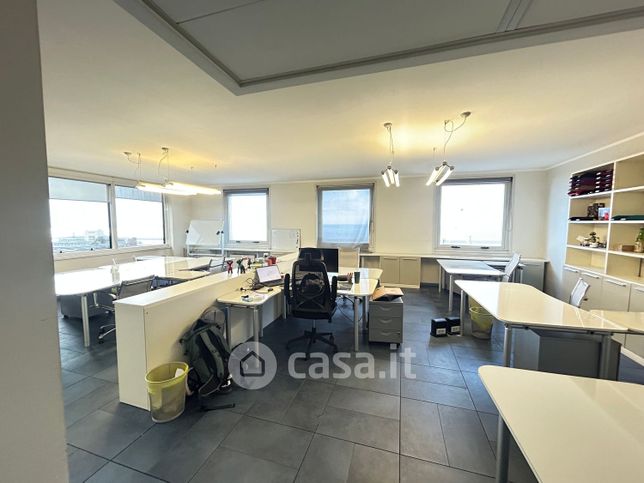 Ufficio in commerciale in Via di Francia 28