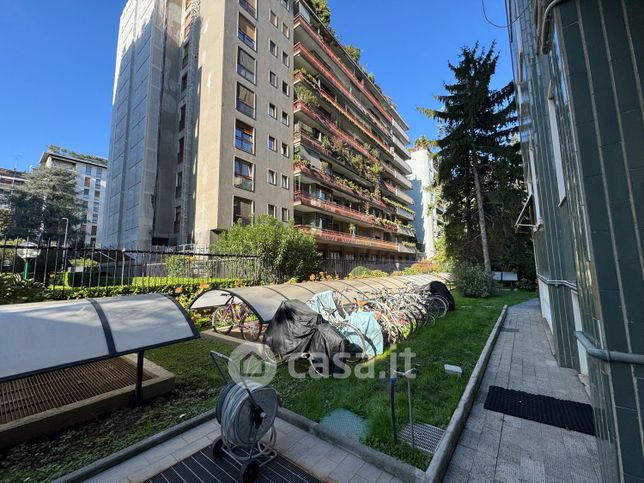 Negozio/locale commerciale in commerciale in Via Bronzino