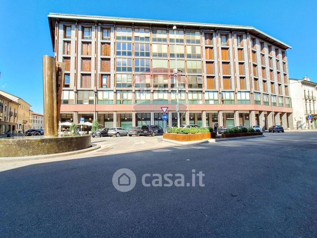 Ufficio in commerciale in Largo Guido Camussi 2