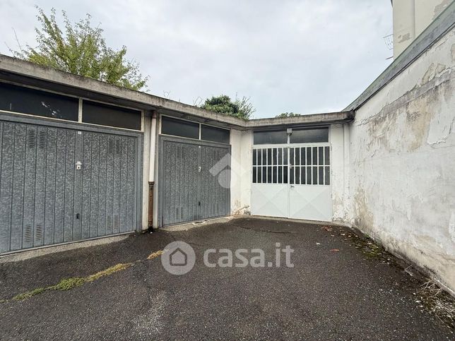 Box/posto auto in residenziale in Via Santhià 42