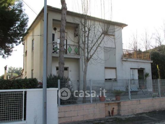 Casa indipendente in residenziale in Via Fratte 77