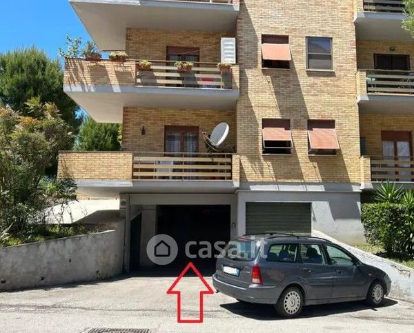 Box/posto auto in residenziale in Via Vinciguerra