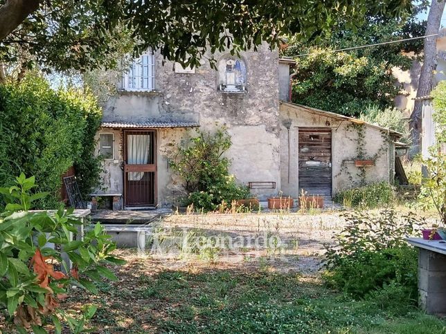 Casa indipendente in residenziale in Via Col di Nava 1
