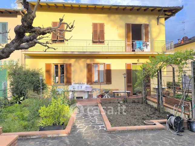 Casa indipendente in residenziale in 