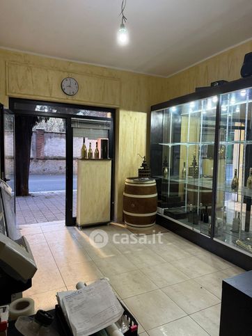 Negozio/locale commerciale in commerciale in Via di Villa Adriana 22