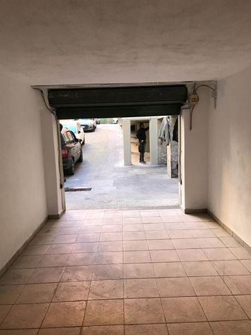 Garage/posto auto in residenziale in Via Fibreno 8