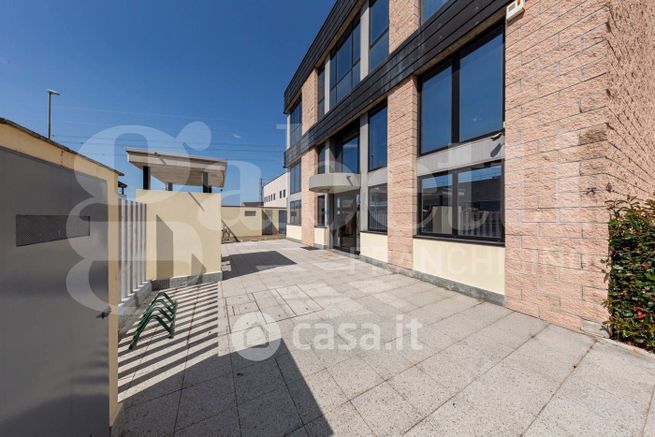 Capannone in commerciale in Via Giuseppe Ungaretti